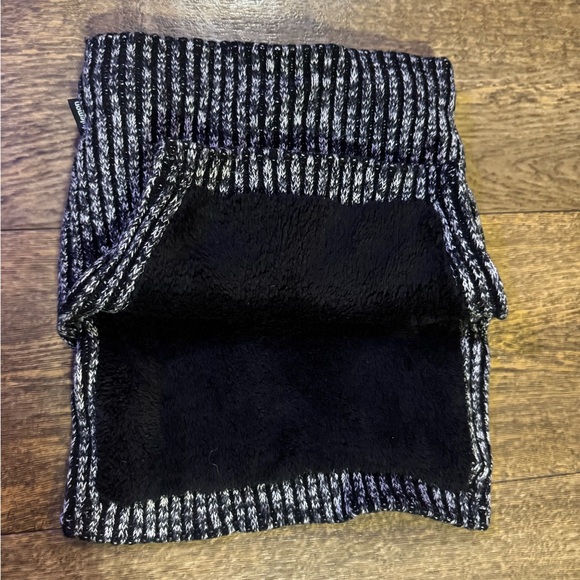 Lululemon Neck Warmer and Mittens - Picture 3 of 8